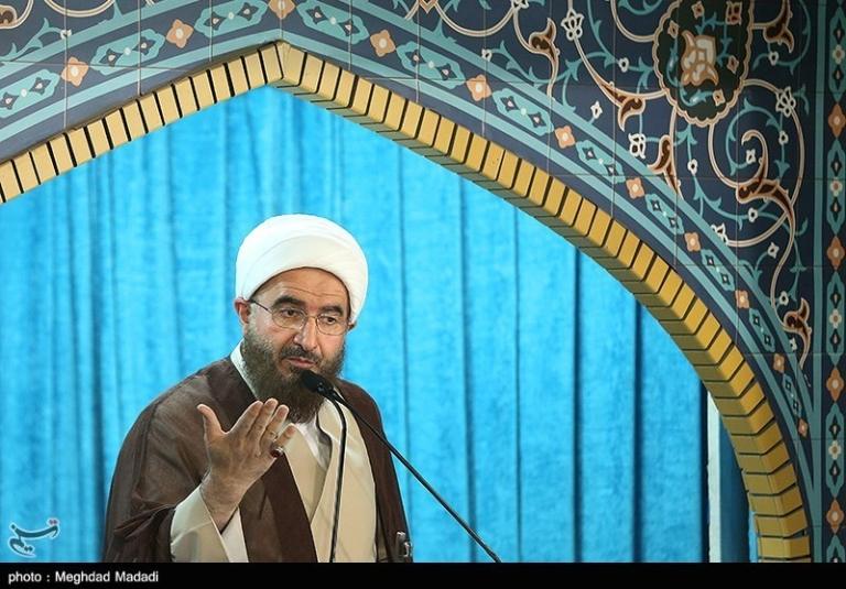 مسئولان باید به حل مشکلات مردم توجه بیشتری داشته باشند.