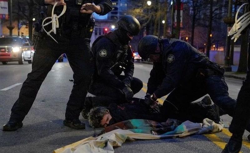 آمار نگران‌کننده نقض حقوق بشر در آمریکا: پلیس در یک سال تنها دو روز جان انسان‌ها را گرفت!