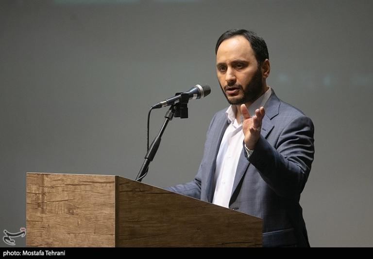 نقش دانشگاه در توسعه نظریه، گفتمان و تربیت نیروی انسانی حائز اهمیت است.