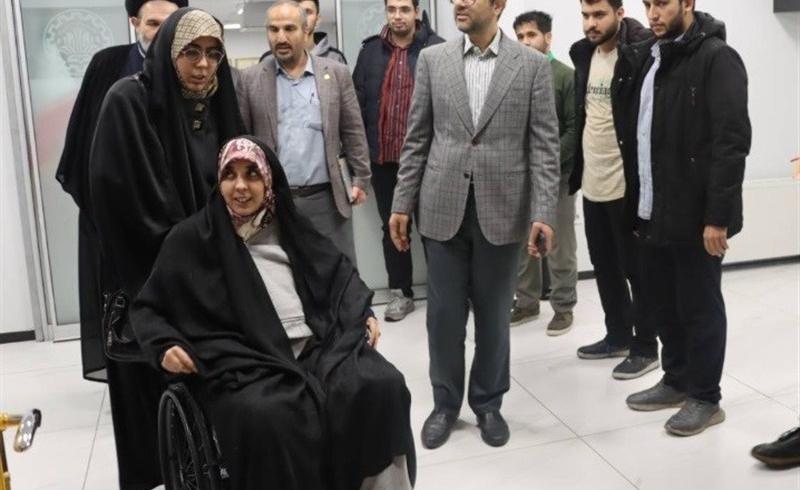 دانشگاه شریف از فهیمه سادات هاشمی، دانشجوی جانباز، به گرمی استقبال کرد.