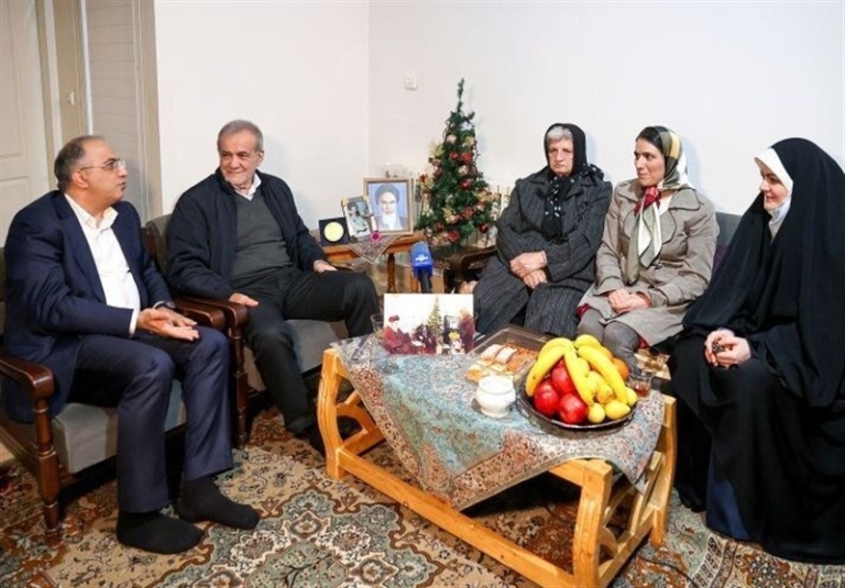 رئیس‌جمهور با خانواده شهید مسیحی دیدار کرد.